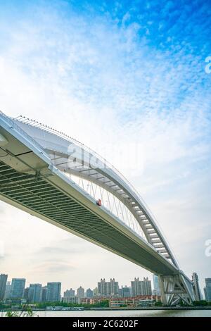 Lupu Brücke in Shanghai. China, an einem bewölkten Tag. Stockfoto