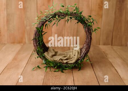 Neugeborenes Digital Hintergrund Nest Prop für Neugeborenes. Für Jungen und Mädchen. Holzrücken. Schießen mit Stütze Nest und Blätter und Holz Hintergrund Stockfoto