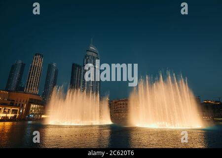 Tanzende Brunnenshow im Zentrum von Dubai am Abend, VAE. Touristenattraktion. Stockfoto