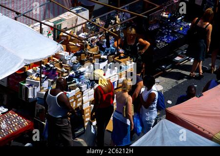 Petticoat Lane London England Menschen beim Einkaufen in Markt Stockfoto