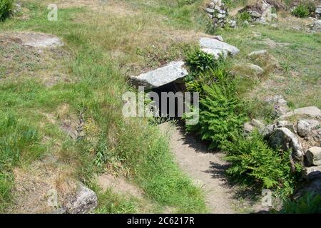 Der Eingang zur unterirdischen Passage oder 'Fogou' im Carn Euny Ancient Village, West Cornwall UK Stockfoto