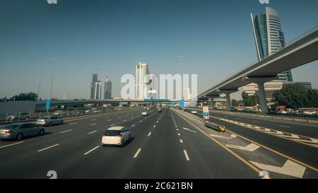 Sheikh Zayed Road in Dubai mit Autoverkehr in sonnigen Tag, Vereinigte Arabische Emirate. Stockfoto