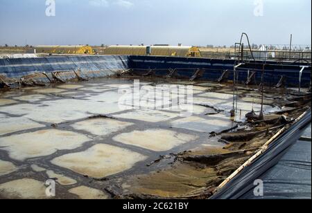 Experimentelle Solarforschungsstation in Kuwait, 1990 vom Irak zerstört - erste Solarwächshaus Kuwait-Deutscher Projektkontrollraum Stockfoto