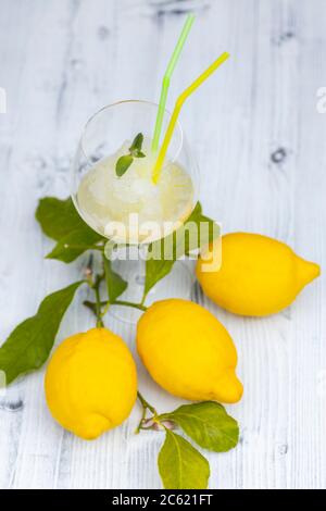 Stillleben mit Zitronensorbet Stockfoto