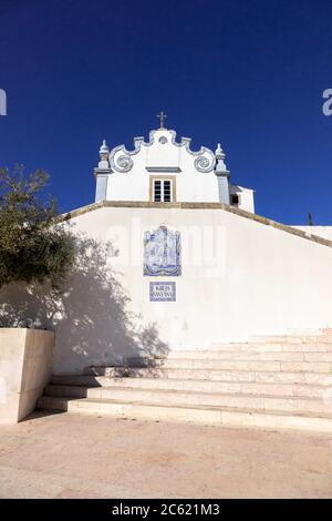 Die Fassade von Igreja de Santa Ana eine Kirche aus dem 18. Jahrhundert in der Altstadt von Albufeira an der Algarve Portugal Stockfoto