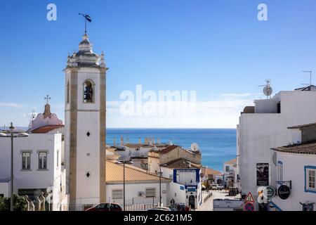 Glockenturm der Mutter Kirche von Alvor (Igreja Matriz de Alvor), Kirche in Albufeira Altstadt Portugal Stockfoto