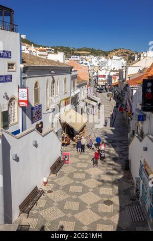 Rua 5 de Outubro EINE beliebte Einkaufsstraße und EIN Tunnel, der Zugang zum Strand von Praia do Túnel (Praia do Peneco), Albufeira Altstadt Portugal bietet Stockfoto