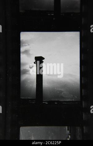 Feine 70er Jahre Vintage Kontaktdruck schwarz-weiß Fotografie des O'Hare Flughafen Kontrollturm. Stockfoto