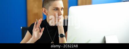 Grüne Pflanze im Topf auf dem Schreibtisch Stockfoto