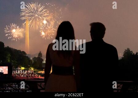 US-Präsident Donald Trump und First Lady Melania Trump sehen sich das jährliche Feuerwerk zum Unabhängigkeitstag vom Truman Balkon des Weißen Hauses am 4. Juli 2020 in Washington, DC an. Stockfoto