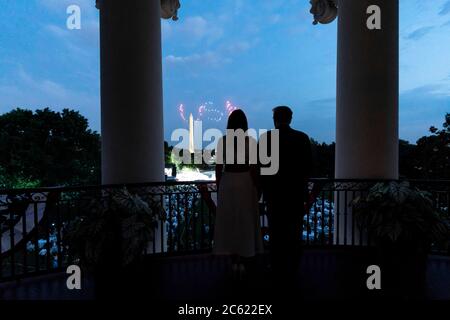 US-Präsident Donald Trump und First Lady Melania Trump sehen sich das jährliche Feuerwerk zum Unabhängigkeitstag vom Truman Balkon des Weißen Hauses am 4. Juli 2020 in Washington, DC an. Stockfoto