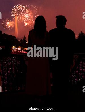 US-Präsident Donald Trump und First Lady Melania Trump sehen sich das jährliche Feuerwerk zum Unabhängigkeitstag vom Truman Balkon des Weißen Hauses am 4. Juli 2020 in Washington, DC an. Stockfoto