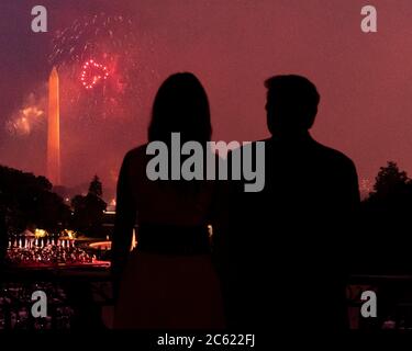 US-Präsident Donald Trump und First Lady Melania Trump sehen sich das jährliche Feuerwerk zum Unabhängigkeitstag vom Truman Balkon des Weißen Hauses am 4. Juli 2020 in Washington, DC an. Stockfoto