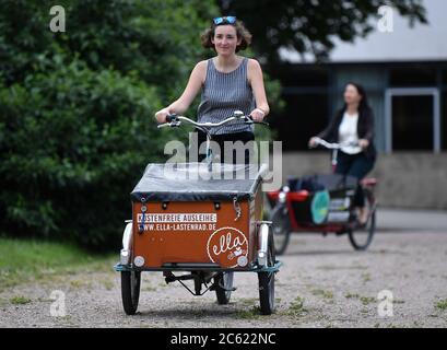 Erfurt, Deutschland. Juli 2020. Annika Brauneck von der Erfurter Lastenrad-Initiative 'Ella' fährt mit einem Lastenrad durch den Beethovenpark. Am selben Tag stellte Thüringens Umweltminister die neuen Leitlinien der Cargobike Invest (Lastenrad-Förderung) vor. Erstmals wird in Thüringen der Kauf dieser klimafreundlichen Transportalternative zum Auto unterstützt. Maximal sind bis zu 3,000 EUR pro Rad möglich. Quelle: Martin Schutt/dpa-Zentralbild/dpa/Alamy Live News Stockfoto