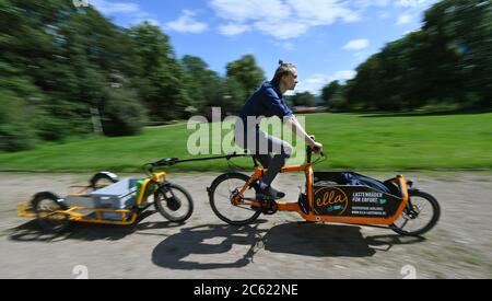 Erfurt, Deutschland. Juli 2020. Tobias Hage von der Erfurter Lastenrad-Initiative 'Ella' fährt mit einem Lastenrad mit Anhänger durch den Beethovenpark. Am selben Tag stellte Thüringens Umweltminister die neuen Leitlinien der Cargobike Invest (Lastenrad-Förderung) vor. Erstmals wird in Thüringen der Kauf dieser klimafreundlichen Transportalternative zum Auto unterstützt. Maximal sind bis zu 3,000 EUR pro Rad möglich. Quelle: Martin Schutt/dpa-Zentralbild/dpa/Alamy Live News Stockfoto