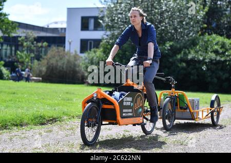 Erfurt, Deutschland. Juli 2020. Tobias Hage von der Erfurter Lastenrad-Initiative 'Ella' fährt mit einem Lastenrad mit Anhänger durch den Beethovenpark. Am selben Tag stellte Thüringens Umweltminister die neuen Leitlinien der Cargobike Invest (Lastenrad-Förderung) vor. Erstmals wird in Thüringen der Kauf dieser klimafreundlichen Transportalternative zum Auto unterstützt. Maximal sind bis zu 3,000 EUR pro Rad möglich. Quelle: Martin Schutt/dpa-Zentralbild/dpa/Alamy Live News Stockfoto