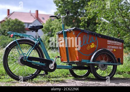 Erfurt, Deutschland. Juli 2020. Im Beethoven Park gibt es ein Lastenrad. Am selben Tag stellte Thüringens Umweltminister die neuen Leitlinien der Cargobike Invest (Lastenrad-Förderung) vor. Erstmals wird in Thüringen der Kauf dieser klimafreundlichen Transportalternative zum Auto unterstützt. Maximal sind bis zu 3,000 EUR pro Rad möglich. Quelle: Martin Schutt/dpa-Zentralbild/dpa/Alamy Live News Stockfoto