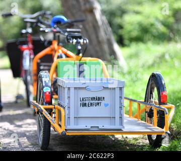 Erfurt, Deutschland. Juli 2020. Ein Lastenrad mit Anhänger befindet sich im Beethovenpark. Am selben Tag stellte Thüringens Umweltminister die neuen Leitlinien der Cargobike Invest (Lastenrad-Förderung) vor. Erstmals wird in Thüringen der Kauf dieser klimafreundlichen Transportalternative zum Auto unterstützt. Maximal sind bis zu 3,000 EUR pro Rad möglich. Quelle: Martin Schutt/dpa-Zentralbild/dpa/Alamy Live News Stockfoto