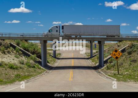 LKW fahren auf Überführung, Wyoming USA Stockfoto