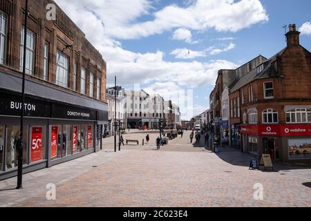 7. Juli 2020, Dumfries, Schottland. Die High Street ist ruhig, obwohl aufgrund der Lockerung der 19-er Beschränkungen mehr Geschäfte eröffnet werden. Stockfoto