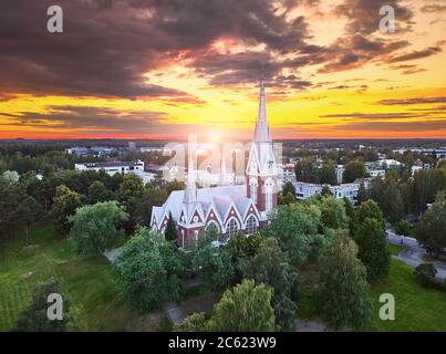 Luftaufnahme der Kirche bei Sonnenuntergang in Joensuu, Finnland. Stockfoto