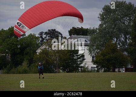 Drachenflieger landet an windigen Tagen im Streatham Common London UK Stockfoto