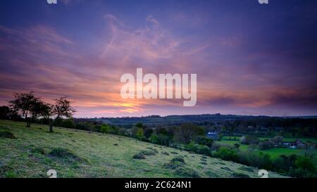 Soberton, Großbritannien - 12. April 2020: Sonnenuntergang über Soberton Dorf im Meon Valley im South Downs Nationalpark, Hampshire, Großbritannien Stockfoto