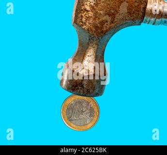 Hammer und Euro-Geld. Crash mit Hammer Euro Währung, Konkurs und Inflationsdruck. Stockfoto