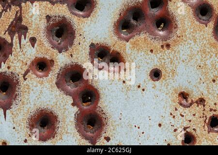 Details zu den Bullet Holes im verlassenen Kühlschrank, Rock Springs Wyoming, USA Stockfoto