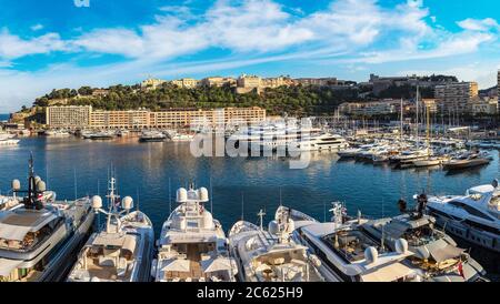 Luxus-Hafen Hercule in Monte Carlo in einem schönen Sommertag, Monaco Stockfoto