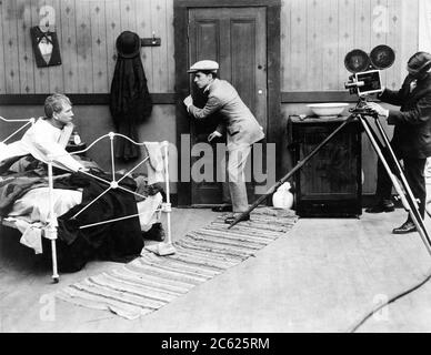 CHARLIE CHAPLIN am Set offen mit Kameramann Regie TOM WILSON in SUNNYSIDE 1919 Silent Comedy Short First National Pictures Stockfoto