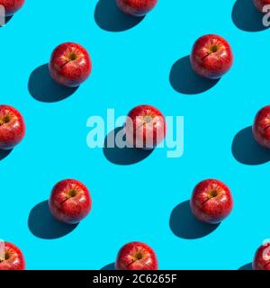 Nahtlose Muster von Äpfeln auf blauem Hintergrund. Gesunde Snacks Hintergrund. Stockfoto