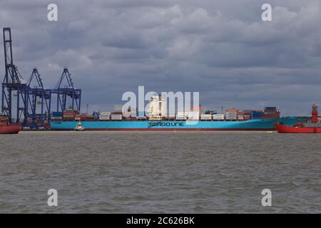 Das Containerschiff Seago Piraeus dockte im Hafen von Felixstowe, Suffolk, UK an. Stockfoto