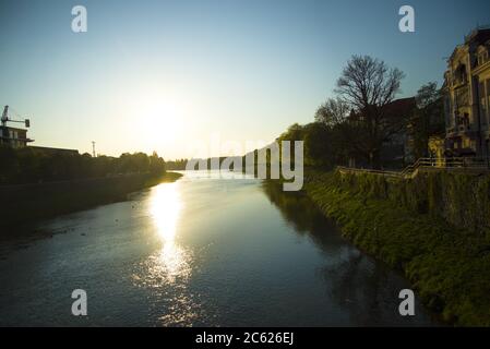 Kleiner friedlicher Fluss in der Uzhgorod, öffentlicher Ort in der Stadt auf dem Zentrum gelegen. Stockfoto