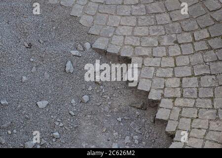 Draufsicht auf eine Baustelle mit fehlenden Pflastersteinen Stockfoto