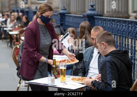 Die Mahlzeiten werden auf der Straße im Restaurant-Bereich von Di Maggio im Stadtzentrum von Glasgow serviert, da die Außenbereiche zum ersten Mal wieder für die Öffentlichkeit zugänglich sind, da Schottland mit der schrittweisen Aufhebung der Beschränkungen fortfährt, um die Sperre zu lockern. Stockfoto