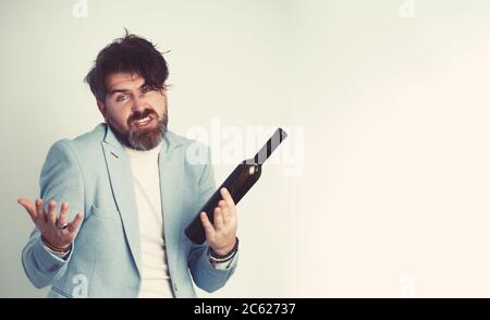 Junger Mann betrunken mit einer Flasche Wein. Stockfoto