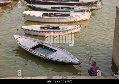 varanasi uttar pradesh indien am 12. november 2016: Boote-Muster in varanasi munshi Ghat abstrakte Fotografie Stockfoto