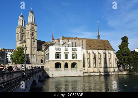Zürich, Schweiz - 14. Juni 2017: Blick auf die Münsterbrücke über die Limmat und den Grossmünster-Dom in der Stadt Zürich, Th Stockfoto