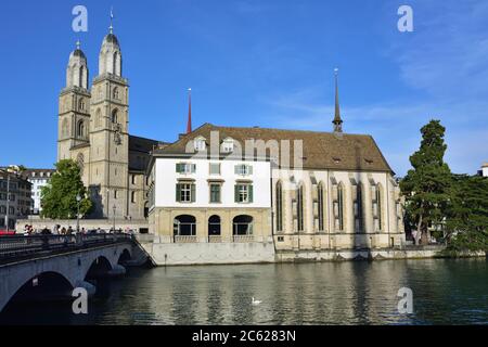 Zürich, Schweiz - 14. Juni 2017: Blick auf die Münsterbrücke über die Limmat und den Grossmünster-Dom in der Stadt Zürich, Th Stockfoto