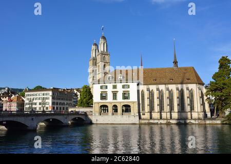 Zürich, Schweiz - 14. Juni 2017: Blick auf die Limmat und den Grossmünster-Dom in der Stadt Zürich, der Hauptstadt des Schweizer Kantons Stockfoto