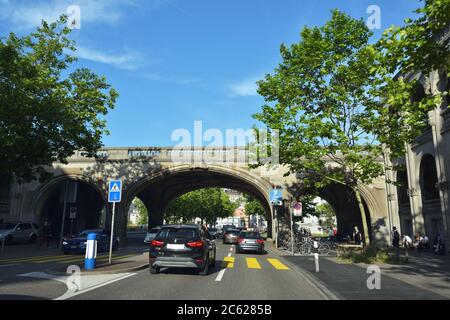Zürich, Schweiz - 14. Juni 2017: Abendverkehr in der Innenstadt von Zürich. Zürich ist die grösste Stadt der Schweiz Stockfoto