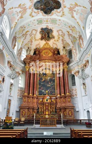 LUZERN, SCHWEIZ - 14. JUNI 2017: Innenansicht der St. Leodegar- oder Hofkirche St. Leodegar in Luzern, Schweiz Stockfoto