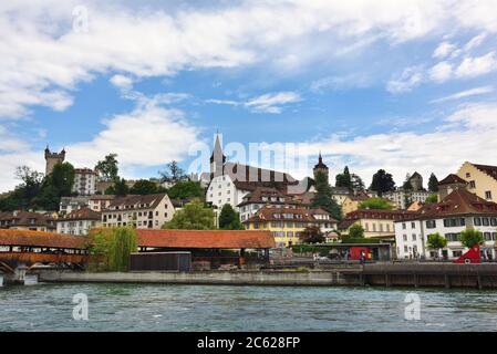 Luzern Schweiz - Mai 24 2016: Architektur von Luzern am Morgen. Reuss und alte Holzbrücke in der Altstadt von Luzern Stockfoto