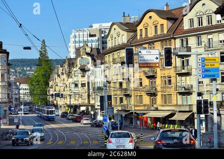 Zürich, Schweiz - 14. Juni 2017: Blick auf die Seestraße im Stadtzentrum von Zürich. Zürich ist die grösste Stadt der Schweiz Stockfoto
