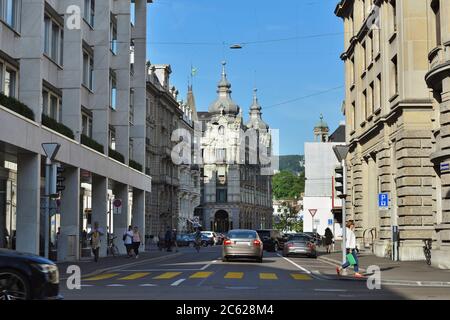 Zürich, Schweiz - 14. Juni 2017: Blick auf die Borsenstrasse im Stadtzentrum von Zürich. Zürich ist die grösste Stadt der Schweiz Stockfoto