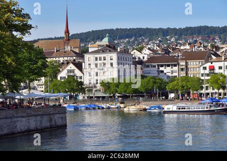 Zürich, Schweiz - 14. Juni 2017: Der Limmatquai Kai und Limmat Blick vom Zürichsee. Zürich ist die grösste Stadt der Schweiz und die Cap Stockfoto