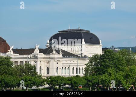 Blick von der Stadt Zürich auf den Utoquai mit dem Opernhaus Zürich Stockfoto