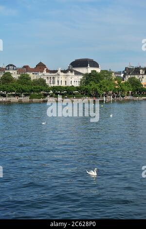 Zürich, Schweiz - 14. Juni 2017: Blick von der Stadt Zürich auf den Utoquai mit dem Opernhaus Zürich im Stockfoto