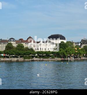 Zürich, Schweiz - 14. Juni 2017: Blick von der Stadt Zürich auf den Utoquai mit dem Opernhaus Zürich im Stockfoto